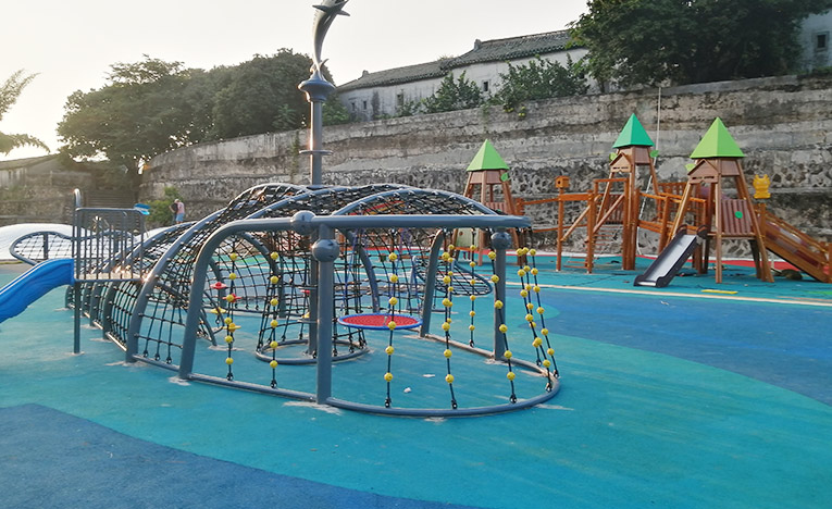 幼兒園木質(zhì)組合滑梯戶外景區(qū)無動力游樂設(shè)備兒童攀爬架｜張弼士故居景區(qū)案例
